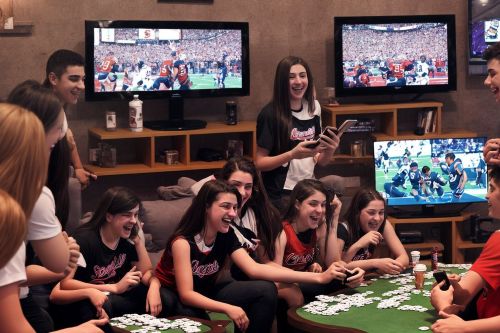 בני נוער צופים בספורט